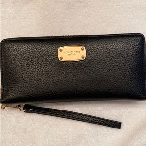 Michael Kors Zipper wallet